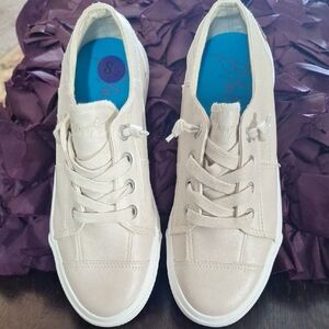 Blowfish Cream Lace-Up Sneakers